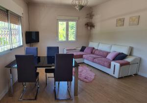 A seating area at Casita del Río Ourense