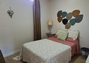 A bed or beds in a room at Casita del Río Ourense