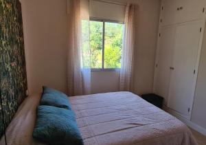A bed or beds in a room at Casita del Río Ourense