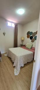 A bed or beds in a room at Casita del Río Ourense