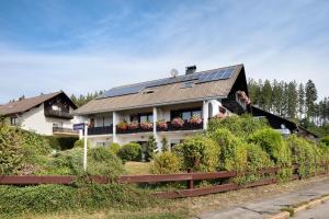 シュルッフゼーにあるApartmenthaus Fisterのソーラーパネル付きの家