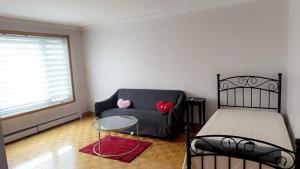 Ένα ή περισσότερα κρεβάτια σε δωμάτιο στο Montreal One-Bedroom Apartment Number1 with shared-bathroom and shared kitchen