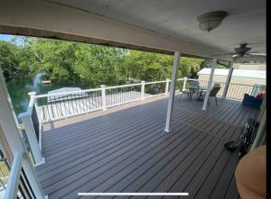 A balcony or terrace at Pirate's Cove - Waterfront - Weeki Wachee River Access with Paddlecraft!!