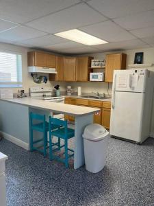 A kitchen or kitchenette at Pirate's Cove - Waterfront - Weeki Wachee River Access with Paddlecraft!!