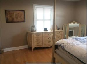 A bed or beds in a room at Pirate's Cove - Waterfront - Weeki Wachee River Access with Paddlecraft!!