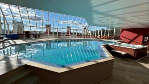 a large swimming pool on top of a building at Duplex Luxo Quatre Saisons MBFlats Campos do Jordão 1 in Campos do Jordão