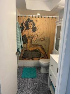 A bathroom at Pirate's Cove - Waterfront - Weeki Wachee River Access with Paddlecraft!!
