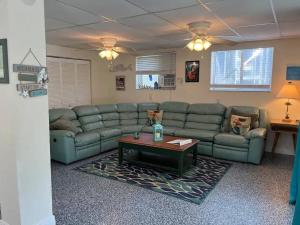 A seating area at Pirate's Cove - Waterfront - Weeki Wachee River Access with Paddlecraft!!