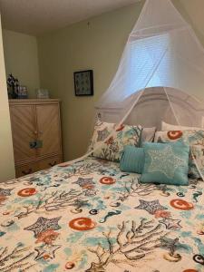 A bed or beds in a room at Pirate's Cove - Waterfront - Weeki Wachee River Access with Paddlecraft!! Még 37 kép