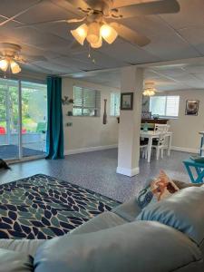 A seating area at Pirate's Cove - Waterfront - Weeki Wachee River Access with Paddlecraft!!