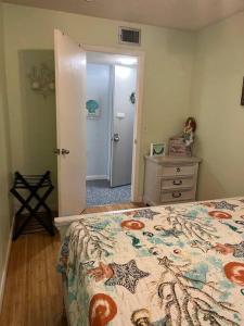 A bed or beds in a room at Pirate's Cove - Waterfront - Weeki Wachee River Access with Paddlecraft!!