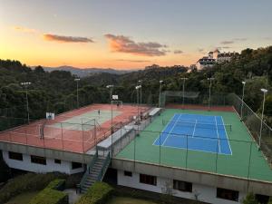 an overhead view of a tennis court on a building at Duplex Luxo Quatre Saisons MBFlats Campos do Jordão 1 in Campos do Jordão