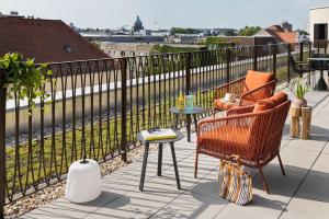 莱比锡Stay KooooK Leipzig City - Online Check In的阳台上有一个带两把椅子和一张桌子的露台