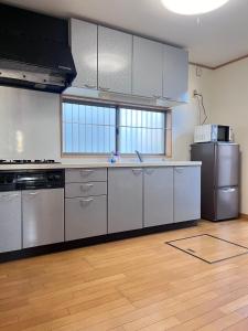 Kuchyň nebo kuchyňský kout v ubytování Tatami House 3minutes from Keisei Usui Station 30minutes from Narita Airport 58minutes from Asakusa 49 minutes from Oshiage 65minutes from Ginza