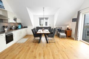 Kuchyň nebo kuchyňský kout v ubytování Waterkant, Loft am Hafen mit Traumblick über Hafen, Schlei und Ostsee + 25 fotografií