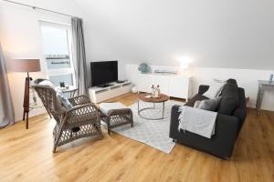 TV a/nebo společenská místnost v ubytování Waterkant, Loft am Hafen mit Traumblick über Hafen, Schlei und Ostsee