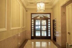 un corridoio con porta e lampadario a braccio di Mirador 2 del Mercado Central - habitacion con baño privado en el centro de la Ciudad Vella a Valencia