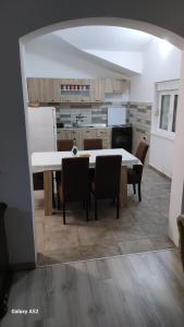 Η κουζίνα ή μικρή κουζίνα στο Apartman NS