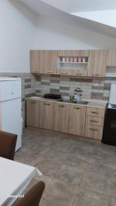 Η κουζίνα ή μικρή κουζίνα στο Apartman NS +7 φωτογραφίες