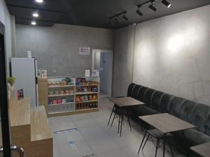 Knihovna v hostelu