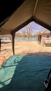 ChristianaにあるRiverbend Camp - Panache Family Tent with Private Ablutionの水の見えるテント