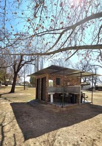 ChristianaにあるRiverbend Camp - Panache Family Tent with Private Ablutionの公園にあるピクニックテーブルのある小さな建物 +14枚の写真