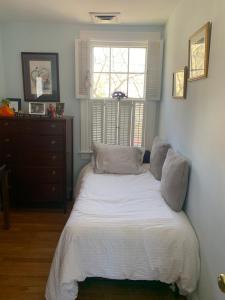 Ένα ή περισσότερα κρεβάτια σε δωμάτιο στο Home by Upper Georgetown, American University