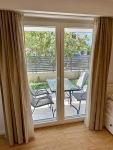 Istumisnurk majutusasutuses Minimalist Seaside Apartment with Private Patio and Parking - Blue Zone Homes