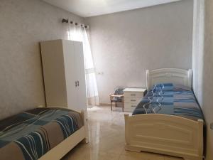 Ένα ή περισσότερα κρεβάτια σε δωμάτιο στο Apartment Anis Nador Al Jadid