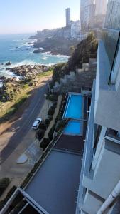 Bazén v ubytování Concon Amazing Ocean View en primera linea nebo v jeho okolí