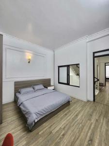 An KhêにあるLeMin Văn Cao Homestayの白いベッドルーム(大型ベッド1台付)