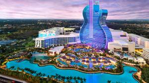 un resort con piscina e hotel di Waterfront Oasis Escape with 7 Seats Hot Tub! a Sunrise