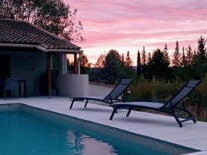 Bazén v ubytování Mas Béla Vinha, piscine chauffée, mer à 30 min nebo v jeho okolí