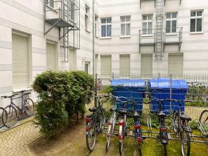 a group of bikes parked next to a building at Zentrales Apartment mit Küche & WLAN, Perfekt für Paare & Geschäftsreisende in Magdeburg