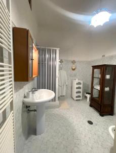 un bagno con un lavandino bianco e una doccia di Maison Le Calle B&b a San Giorgio Ionico