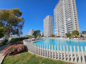 Bazén v ubytování Departamento La Herradura a pasos de del mar nebo v jeho okolí + 14 fotografií
