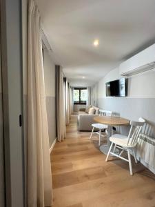 TV a/nebo společenská místnost v ubytování Calendula Hotel & Apartaments + 37 fotografií