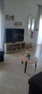 TV a/nebo společenská místnost v ubytování Seaside family Apartment in Paralia Dionisiou