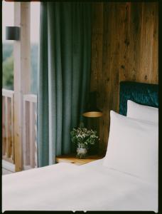 Postel nebo postele na pokoji v ubytování Fräulein Leni Hotel + 35 fotografií
