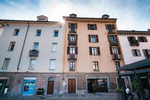 アオスタにあるAosta Holiday Apartments - Piazza Chanouxの太陽が輝く街の高層ビル