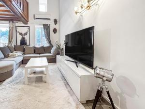 a camera in a living room with a flat screen tv at Détente voisine du Domaine Royal in Randan