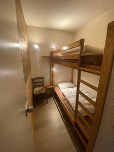 La Plagne Bellecôte في بلاني بيليكوت: غرفة بسريرين بطابقين وباب +13 صورة