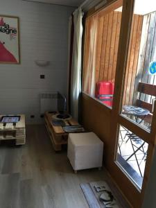 La Plagne Bellecôte في بلاني بيليكوت: غرفة معيشة مع مكتب ونافذة