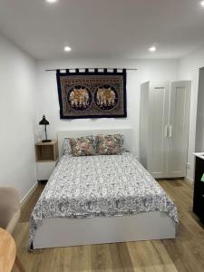 a bedroom with a bed with a comforter on it at Casa de Invitados in La Floresta Pearson