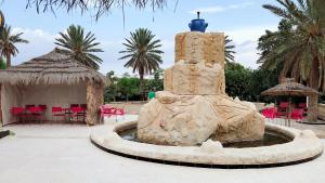 a fountain in the middle of a courtyard at Motel EL Golla 