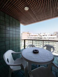 een tafel en stoelen op een balkon met uitzicht bij IPF2045C - Tiffany's Residence Service - Ipanema in Rio de Janeiro