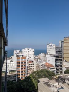uitzicht op een stad met de oceaan op de achtergrond bij IPF2045C - Tiffany's Residence Service - Ipanema in Rio de Janeiro