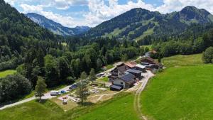 una vista aerea di un resort in montagna di Idyllische Gruppenunterkunft für bis zu 20 Personen - Zum Hüttenklaus a Bad Hindelang