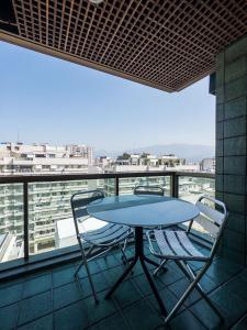 een tafel en stoelen op een balkon met uitzicht bij IPF2045C - Tiffany's Residence Service - Ipanema in Rio de Janeiro