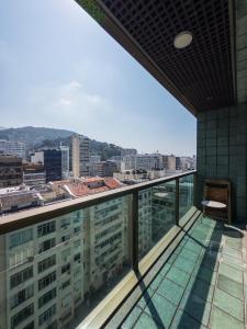 een uitzicht vanaf het balkon van een gebouw bij IPF2045C - Tiffany's Residence Service - Ipanema in Rio de Janeiro +69 foto's